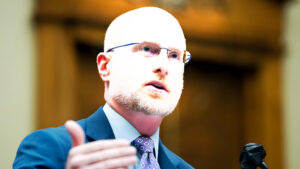 FCC Investiga a NPR y PBS, Enfrentando Acusaciones de Motivación Política