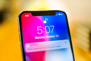 ¡Ay, caramba! El drama del iPhone SE 4: ¿Muesca o Isla Dinámica? ¡Un lío monumental! 🤯
