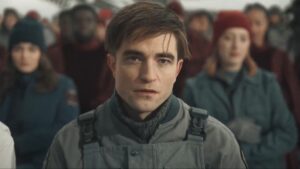 ¡MUERTE REPETIDA! Robert Pattinson como Mickey Barnes en «Mickey 17»