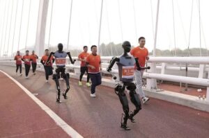 ¡Maratón sin precedentes! Humanos y robots humanoides compiten en Beijing