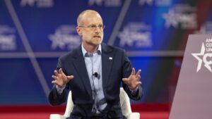 FCC Revoca Desestimaciones de Quejas por Parcialidad Contra Grandes Cadenas de Televisión