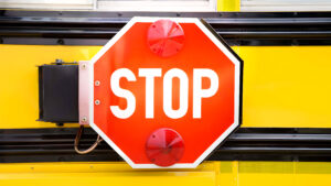 Monitora de Autobús Culpable por Poner en Peligro a Menor Tras Incidente Fatal