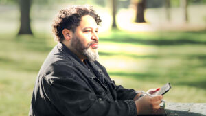 Arresto de Caricaturista Premiado por Material de Abuso Sexual Infantil Generado por IA: Un Precedente Legal en California