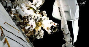 Astronautas de la NASA Realizan Reparación Histórica del Telescopio NICER en el Espacio