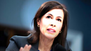 La FCC defiende la libertad de prensa en medio de un debate sobre censura y noticias falsas