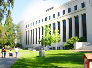 NIH Recorta Drásticamente Fondos para Universidades de Investigación: ¿Golpe Bajo a la Biomedicina en EE. UU.?