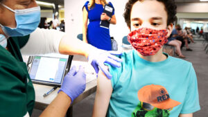 Kennedy contradice al CDC sobre vacunación COVID en niños y embarazadas