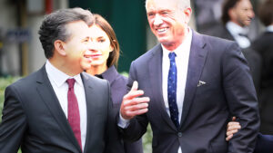Kennedy Jr. Revoca Recomendaciones de Vacuna COVID en Niños y Embarazadas