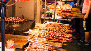 Cena callejera casi termina en tragedia por raro síndrome