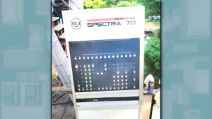 Descubren panel de control de una computadora RCA Spectra 70/35 en un garaje