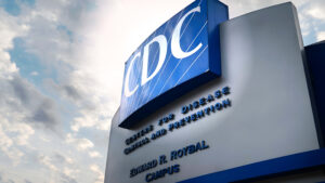 Dimisión en el CDC enciende el debate sobre la autonomía científica y las vacunas