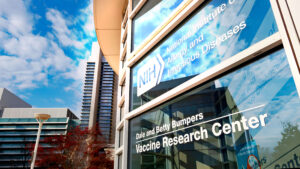 Juez declara ilegales los recortes de Trump al NIH por discriminación