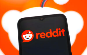 Reddit Demanda a Anthropic por Uso Indebido de Datos en el Entrenamiento de su IA