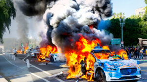 Robotaxis de Waymo en Los Ángeles: Vandalismo, protestas y el futuro de la tecnología autónoma