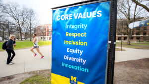 Universidad de Michigan Congela Fondos del NIH por Riesgos Legales