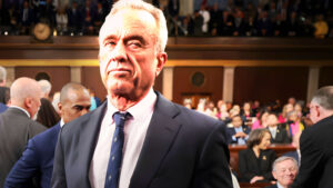 Demandan a Robert F. Kennedy Jr. por politizar decisiones sobre vacunas en EE.UU.