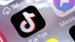 IA genera videos racistas en TikTok: Falla en la moderación de contenido