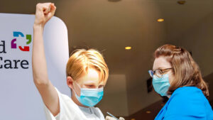 AAP desafía directrices de vacunación de los CDC por influencia política