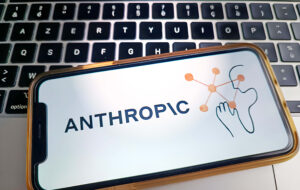 Anthropic Llega a un Acuerdo en Demanda por Copyright de IA