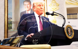 Apple Esquiva Aranceles con Promesas y una Estatua Dorada