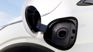 GM estandariza la carga de vehículos eléctricos con adaptadores NACS