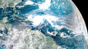 Huracán Erin: Intensificación Récord y el Impacto del Cambio Climático