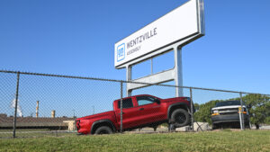 General Motors Detiene Planta por Escasez de Componentes: Impacto en la Producción de Camionetas y Furgonetas