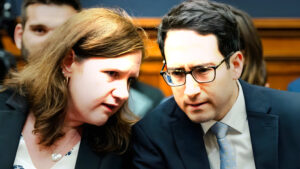 Tribunal ordena reinstalación de comisionado de la FTC, limitando el poder presidencial