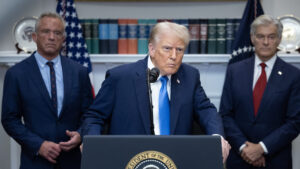 Trump enciende la polémica sobre vacunas: análisis y desmentido de sus afirmaciones